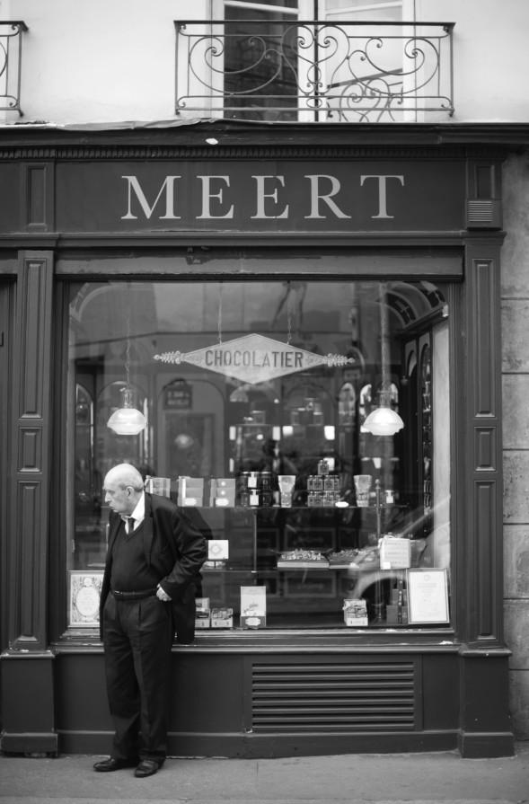 Today's street photo | The Chocolatier #streetphotography #Paris #todaysstreetbyLF #coffeetablebook #prints