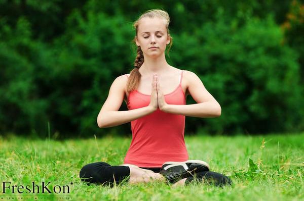 FreshKon_indo's tweet image. Ladies, yoga merupakan salah satu olahraga yang membuang banyak kalori lho. Kamu juga menjadi rileks. #FreshTips