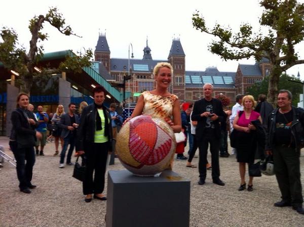 Ga het zien #baubleparade op Museumplein, mijn ontwerp 'Trappenhart' met <a href="/SocialSofa/">SocialSofa</a> <a href="/BaublesParade/">Baubles Parade</a>