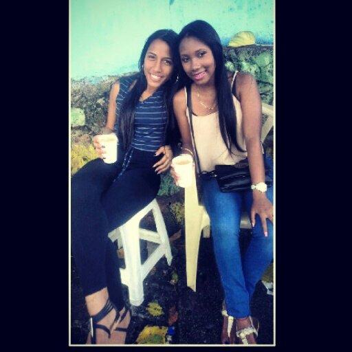 Elizabethsb2402's tweet image. W/ @AnabelGarcia_30 #CarnavalMR #LasModelos haha :$