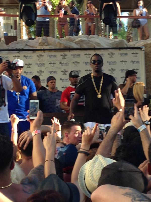 GeraldnoLevert's tweet photo. @iamdiddy Pool Party at Rehab http://t.co/15RRFVfbek