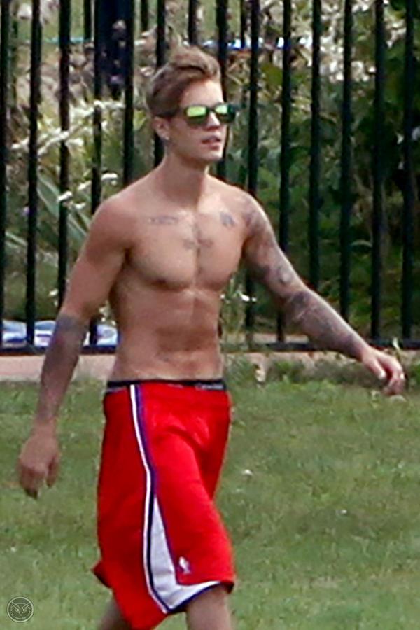 biebersmaniabr's tweet image. Justin do lado de fora da casa de seu pai em Ontário, Canadá - 30/08.
#MPN #Beliebers