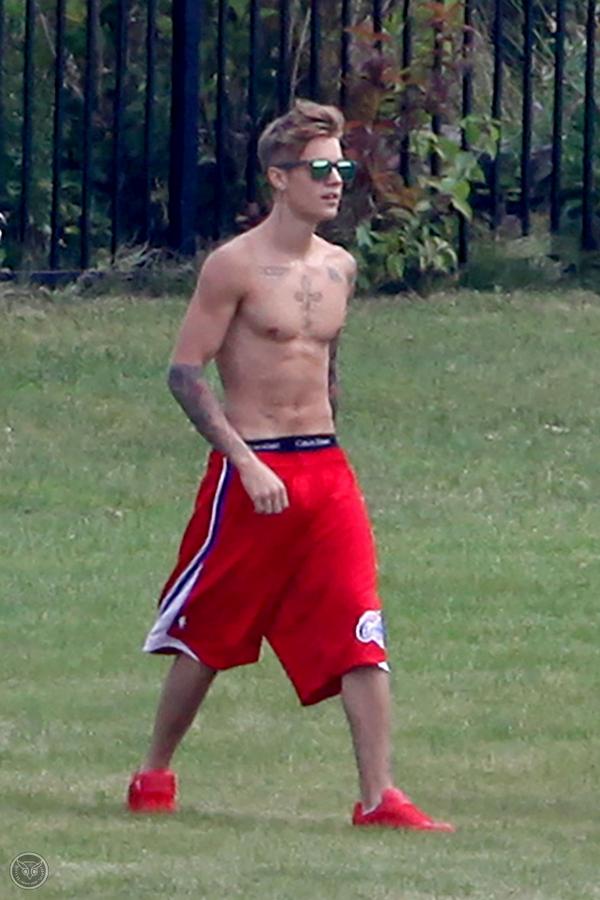 biebersmaniabr's tweet image. Justin do lado de fora da casa de seu pai em Ontário, Canadá - 30/08.
#MPN #Beliebers