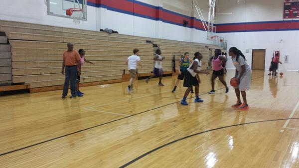 CoachTee10's tweet photo. Aww father-daughter (and company) hoop game @Hornbuckle14 #SundayHoopDay #HappyBirthdayCoachBuck http://t.co/DfaG2T9uR5