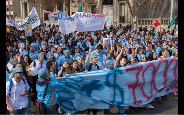 PublimetroChile's tweet photo. Alumnado de Odontología de la Unab está en paro por aumento de valores de matrículas y arancel http://t.co/rAHH5KUQ4s http://t.co/ZKZDyMQS3O