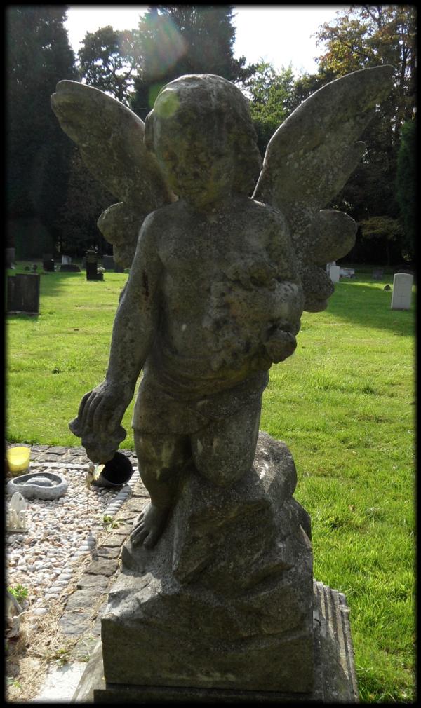 BabyJaneHudson_'s tweet photo. Angels! #Angels #GraveyardArt #CemeteryArt http://t.co/nKKAcD9LYa