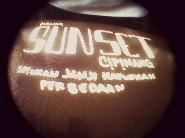 sunsetcipinang's tweet photo. coret-coret meja belajar http://t.co/y1LP9uOq8t