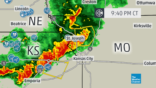 weatherchannel's tweet image. Thunderstorms approaching Kansas City. Trees down and power reported out in St. Joseph, Missouri. #severe