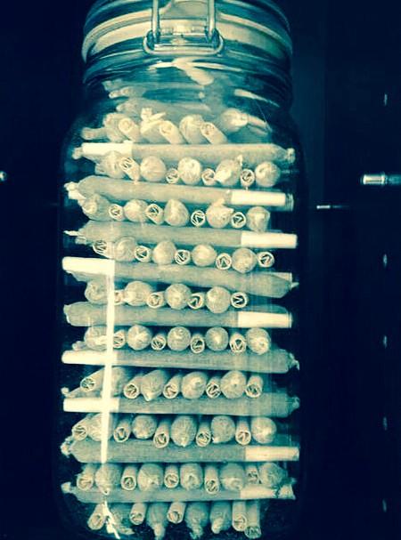 weednsnacks's tweet image. RT if you think you can smoke all these Joints in a day