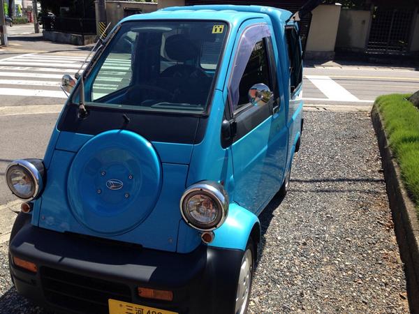 タチコマ 車で走ってたらボンネットから煙の様な ラジエターから水がだだ漏れ いつも車を洗うと雨 今回はポリマーを施した為か こんな事に 代車かわいいけど Http T Co Nhyfzcwevg