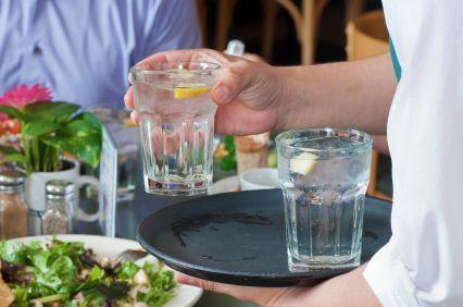 Если подавали вода что делать. Официант с водой. В ресторане наливают воду. Вода еда ресторан. Какую воду подают в ресторанах.