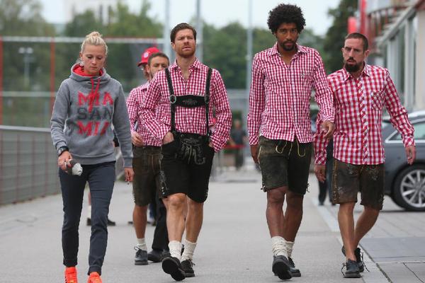 Fieldoo on Twitter: &quot;Xabi Alonso, new Bayern signing, adapts quickly to new  environment. He&#39;s already wearing lederhosen. http://t.co/pBklSh1N5q&quot; /  Twitter