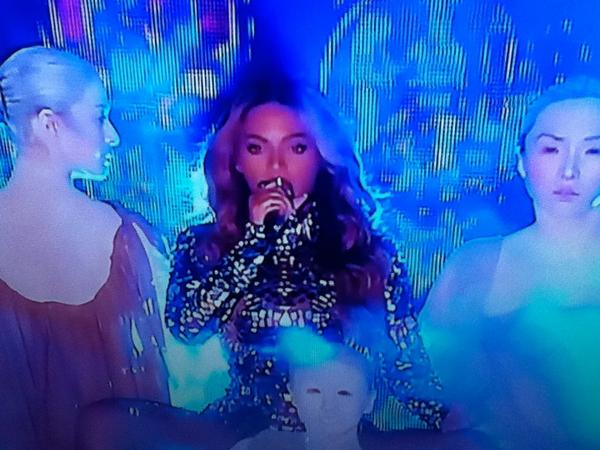 CardonaJahel's tweet photo. Watching #2014vmas !! Beyonce :) Congrats Katy Perry, Miley Cyrus, Ariana Grande and more who Who Won the Awards http://t.co/dtVDvbwUgE