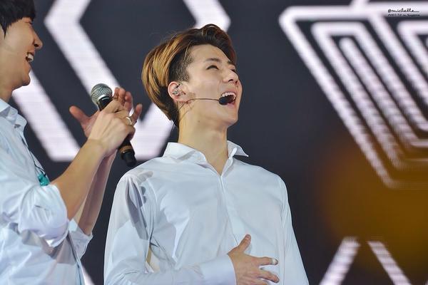michelle__'s tweet photo. 140823 [HQ] #TLPinSG #세훈 싱가폴콘 뭐가그렇게제밌어😂😂😂 #EXO #Sehun https://t.co/xL4beQa7km http://t.co/I7zs8UUAEo