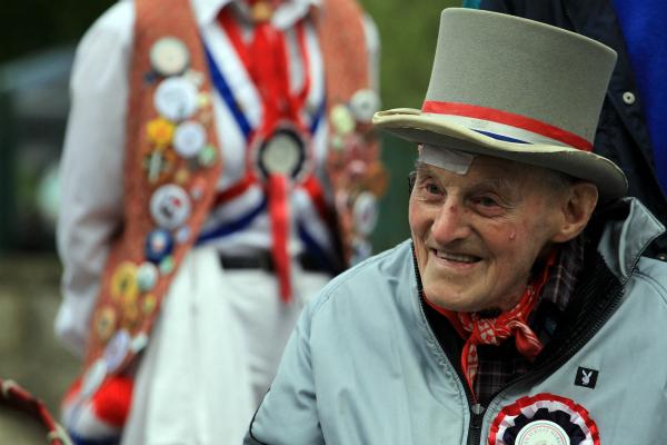 revistasuper's tweet photo. Quanto mais sociável e sorridente você for, maior a chance de chegar aos 100 anos. http://t.co/G3nTK6DFru http://t.co/0TH9z3wevx