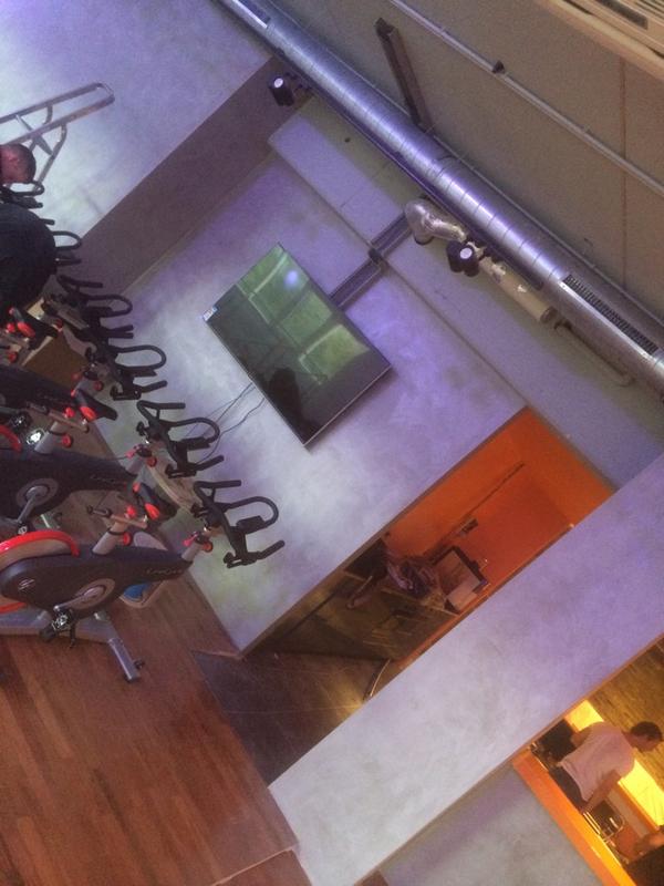 Mooi project afgerond. The Fitness Lounge Rotterdam, concrete metallic wandafwerking en fotowanden.