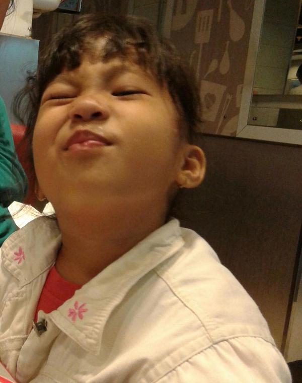 Uh1Hasanah's tweet photo. Nayla cayang..... http://t.co/WiZw7zId33