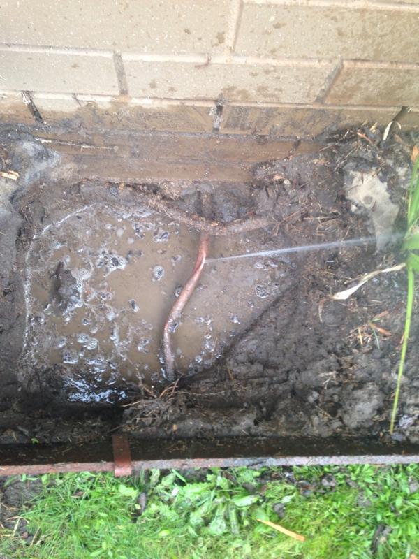 mpmplumbing's tweet photo. Check out this dodgy water line install that has finally resulted in a burst pipe. No benders, no worries... http://t.co/FVTCxuhbkI