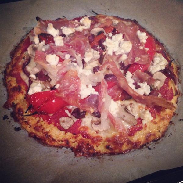 VickiMaAPD's tweet photo. Who knew #cauliflowerpizza could taste good 😋 #lowcarb #glutenfree #healthy  #cleaneating #foodie http://t.co/casIuIEnhX