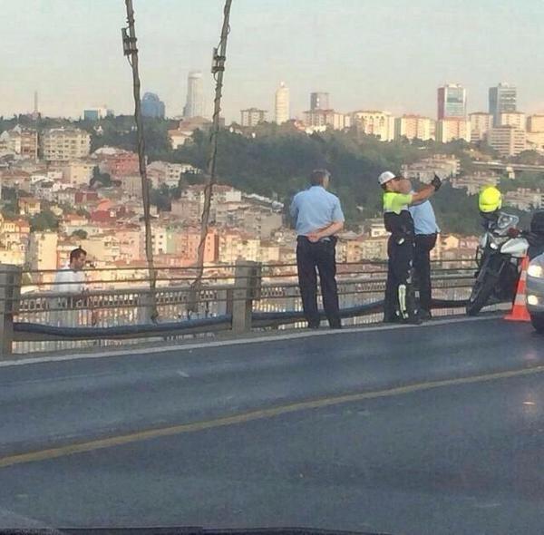 selinlikli's tweet photo. Ölmek bile.. Kıyamet artik kopsun! “@rojdademirer__: Ne ara bu kadar kaybettik insanlığımızı😔yazıklar olsun! http://t.co/nf1pKIsOxT”