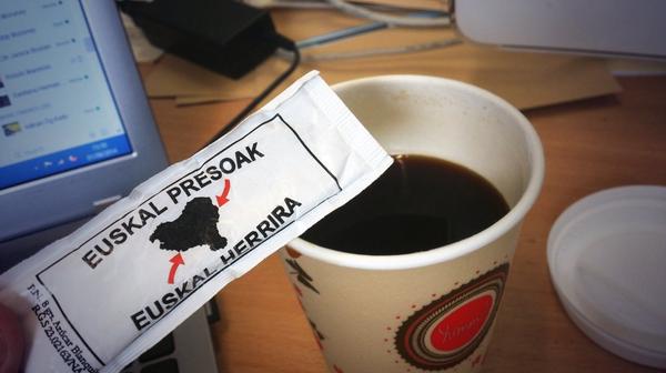 MarkAgitprop's tweet photo. An interesting sugar packet with my coffee this morning #EuskalPresoak #EuskalHerria #BasquePrisoners #BasquePOWs http://t.co/LSt8KlIWMb