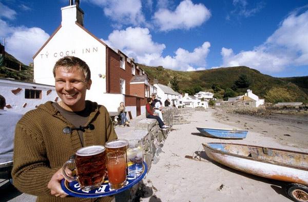 CwrwLlyn's tweet photo. “@VisitBritain: @tycochinn Fancy a pint? #Wales has no shortage of  pubs in scenic spots! http://t.co/etcxJpuW5i http://t.co/jLbb2uPQ2e” da!