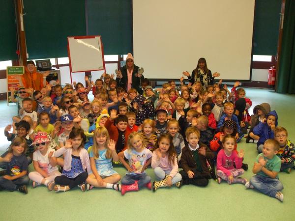 ParklandSch's tweet photo. Year One are enjoying their "Whatever the Weather Day"! #Discoveryschoolstrust #cornerstonessplendidskies http://t.co/5Ws5XJ9cc8