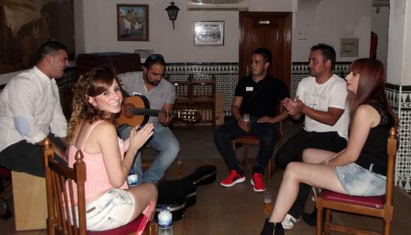 SergioYRox's tweet photo. Aqui estaban relajandose los cantantes @Rocii_TJ y @sergio_mjackson de #SentidoImpar con @grupodbureo #CasaCordoba http://t.co/LVcexQxli6
