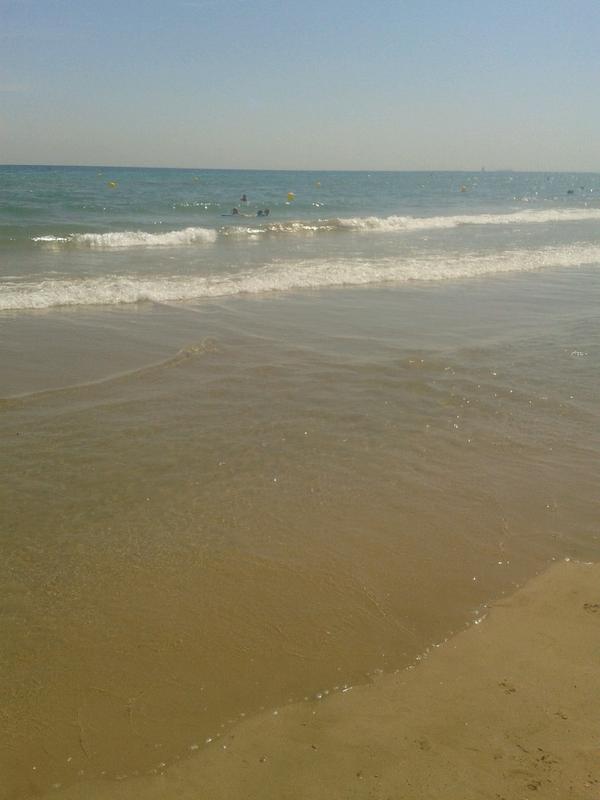 PatriiiML4's tweet photo. Aprovechando de los ultimos dias d playa!! @martarllin @SilviaPradas #belen #andrea http://t.co/KeNhPWwnWW