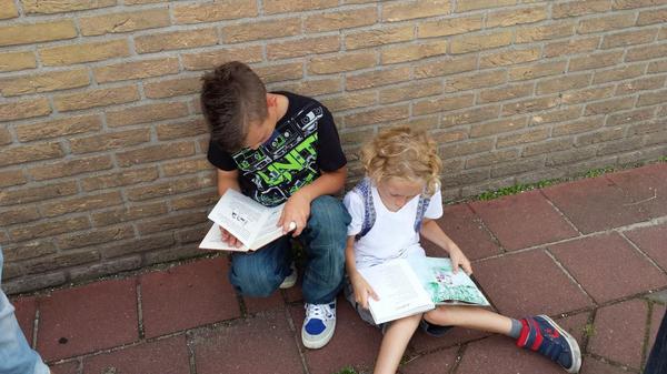 markenburg's tweet image. Zo graag lezen wij. Net uit de bieb en meteen beginnen.