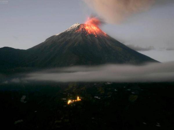 Breathtaking images capture the volcano eruption from the 'Throat of Fire' in Ecuador ind.pn/1nOUxFu