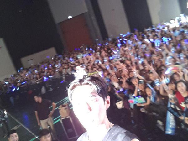 dna1222's tweet photo. 2014. 8. 31 전국투어 마무리 대전콘서트.
이번 셀카봉셀카는 다 망했음.... http://t.co/F6sVx1oVzJ