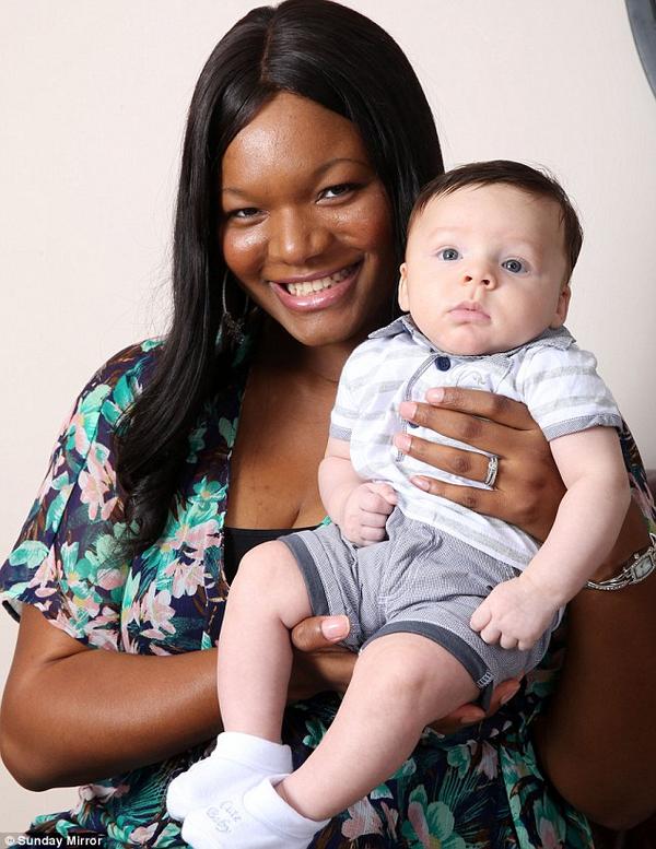 Twitter 上的Daily Mail U.K.:"White baby born to black mum – beating odds of a million-to-one http://t.co/g0ihNyhF2C http://t.co/cyah5RXSc7" / Twitter