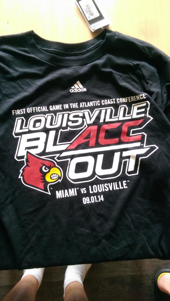 UofL_Tweets's tweet photo. #CardNation if this tweet gets 1000 RT'S we will choose one of the retweeters to win  one of these shirts! #L1C4 http://t.co/8PXHkAANJn
