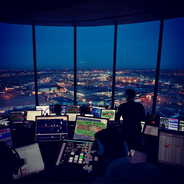 NATS's tweet image. .@HeathrowAirport at night - the world's busiest two runway airport #NATS365 #avgeek