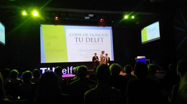 Bas_Vollebregt's tweet image. Vz Studentenraad @tudelft Jeroen Delfos ontvangt 1e #codeofhonour, en roept op tot bemoeien met #onderwijs! #Eens