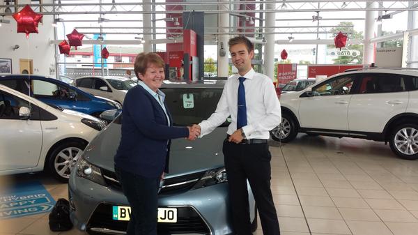 VantageMotorGrp's tweet image. DEAL OF THE DAY: Denise Hancox signs her FIFTH #Toyota from @ToyotaGB #Tamworth!!! #64Plate #TransferDeadlineDay