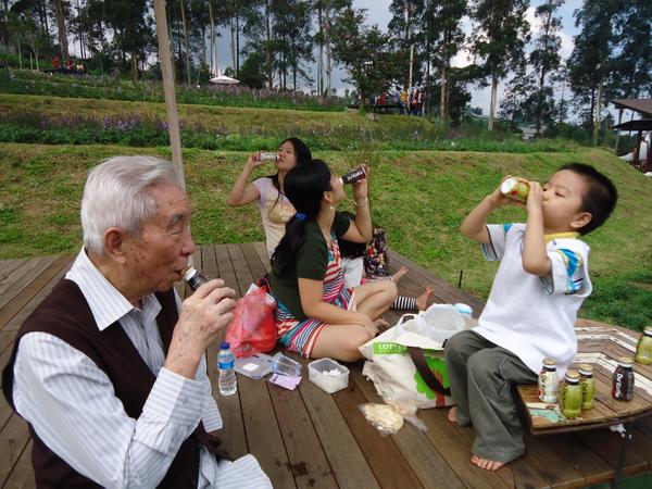 Kalau makan boleh pilih-pilih,tapi minumnya  hanya #ckdekoffie yg  benar-benar maknyos <a href="/dekoffieshot/">dekoffieshot</a> #dekoffierace