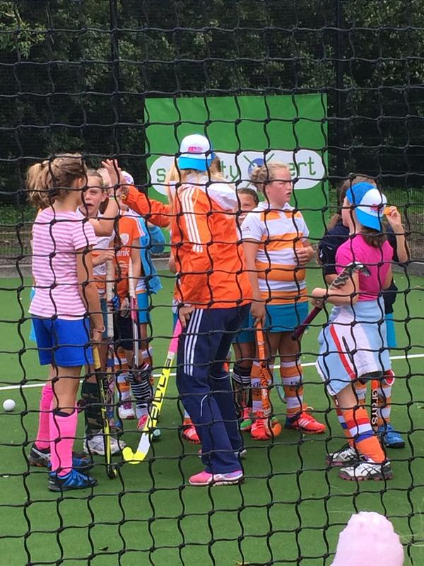 Jaja Margot van Geffen uit het Nederlands team geeft de clinic MET Get Down Festival cap.