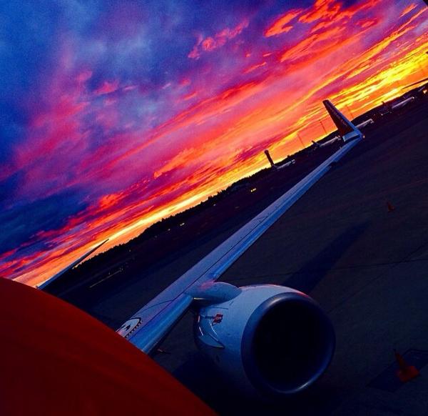 planeporns's tweet photo. The Sky is on fire☁️ @VadeAviones @De_aviacion @AviateAddict @APilotsEye @AirlinePicss @VolarEsPasion @Fly_Norwegian http://t.co/D6pY32Jn2B