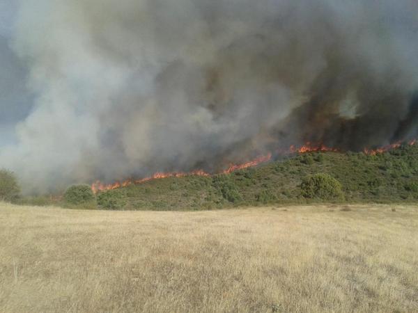 Albertolopezar's tweet photo. Impotencia en la comarca del arlanza el fuego esta imparable #fuego http://t.co/Hai3kDnNPE