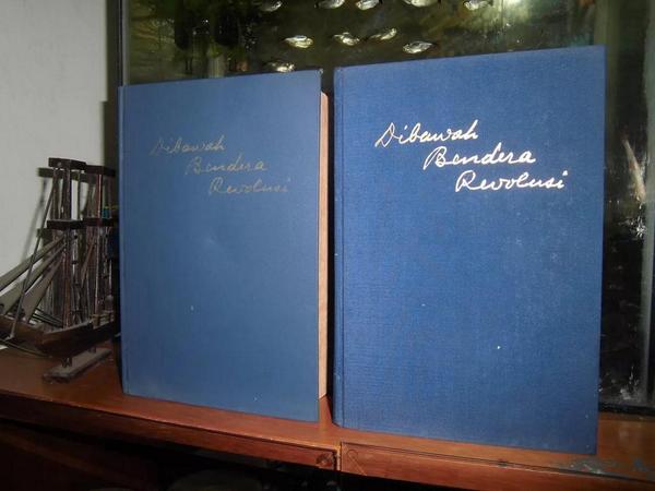 Buku Langka> Dibawah Bendera Revolusi jilid pertama tahun 1964 &amp; Jilid Ke 2 Tahun 1965. Harga 2.450.000.