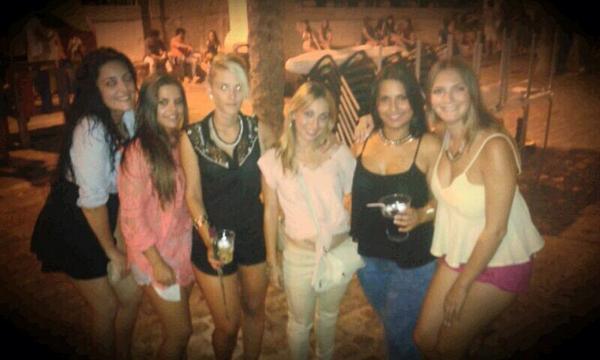 dvmarga's tweet photo. Buena noche con mis chicas ✌️@celeazulete @mireiapitu @minailart123 http://t.co/SAb5L2ijwi