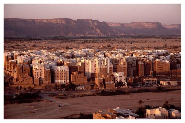 FAWAZALAJI's tweet image. يطلق عليها بعض المستشرقين "مانهاتن الصحراء" لارتفاع مبانيها والتي تعود للقرن ال16، إنها مدينة شبام في #اليمن! 
#تاريخ