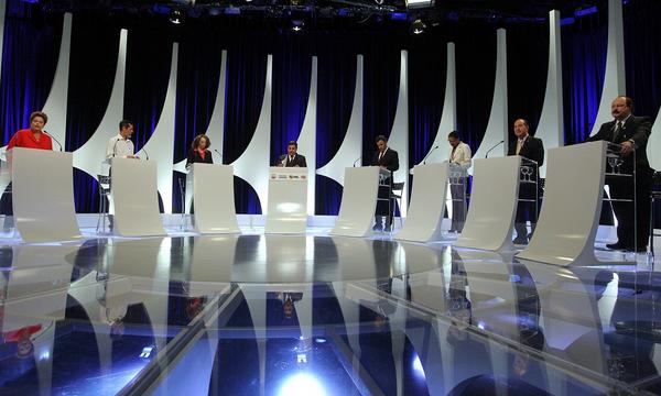 angelicamulato's tweet photo. "@JornalOGlobo: Ataques entre .@dilmabr e .@silva_marina marcam debate no SBT. http://t.co/AJDkCbfsEQ http://t.co/kerLBLHbG1"