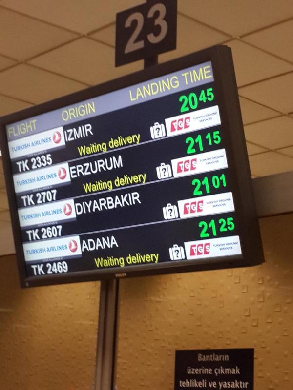 ergungumus's tweet photo. Uçak 20:45 te indi hala bavul bekliyoruz. @TK_TR @TurkishAirlines bırakalım sabah mı gelelim acaba? http://t.co/7c6CwRioJ9