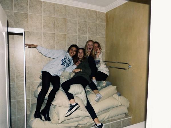 CourtsCoetzee's tweet photo. we did not ask why the bath was filled with pillows,then again, we didn't really care either @case_kurten @TaylzC http://t.co/7AcxJhK2uu