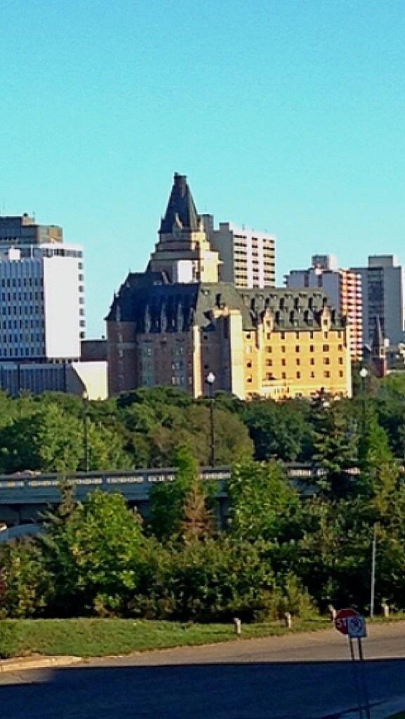 KimFCoates's tweet photo. Home town BES hotel. My SASK ROUGHRIDERS kicked ass.. Played golf and filmed for Saskatoon Tourism..#LoveCominHome KC http://t.co/C3Ru8509DC