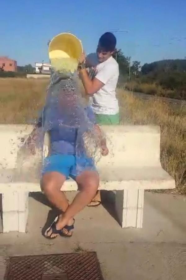 VDAldonza's tweet photo. #IceBucketChallenge 👌💪👍 y donación hecha! Nomino a @miguel_hdez_7 y @davidlosada7 https://t.co/ys98XPwJkq http://t.co/oy0ZBi5K6G