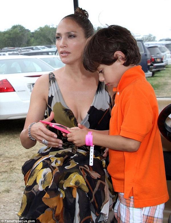 JLO_COL's tweet photo. Jennifer López @jlo ayer junto a Max y Emme en el Annual Hampton Classic Horse Show en Bridgehampton, New York. http://t.co/WGc4DtsW2M